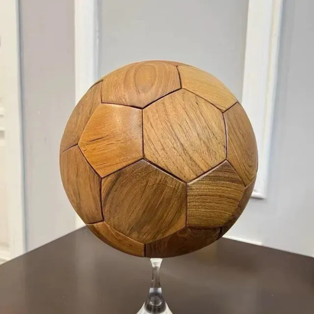 TWO TREES fodbold i træ teak valnød med fod pynt