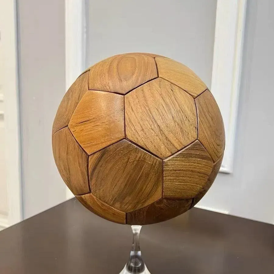 TWO TREES fodbold i træ teak valnød med fod pynt