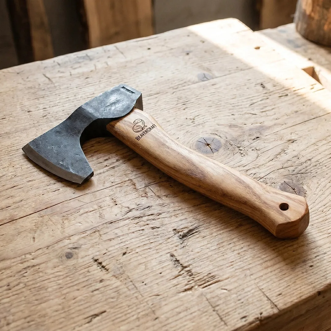 BeaverCraft AX6 bushcraft økse kulstofstål med skede
