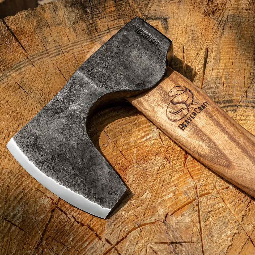 BeaverCraft AX6 bushcraft økse kulstofstål med skede